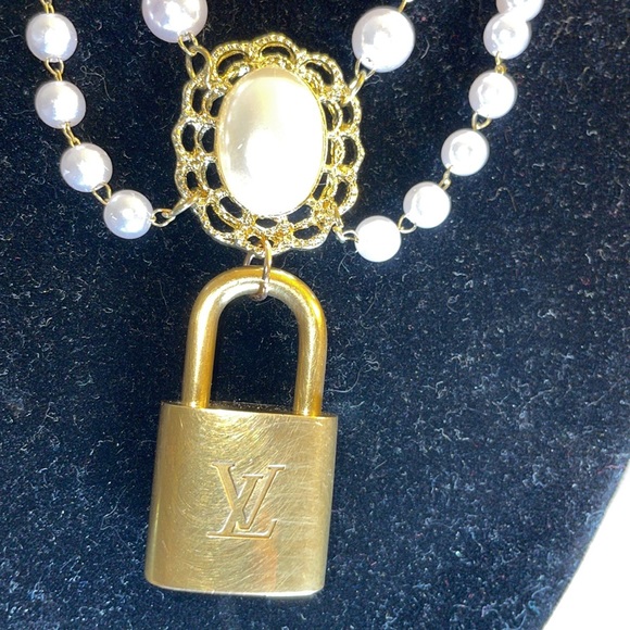 Authentic LV lock #310  no key with a beautiful pearl  necklace - Picture 3 of 5